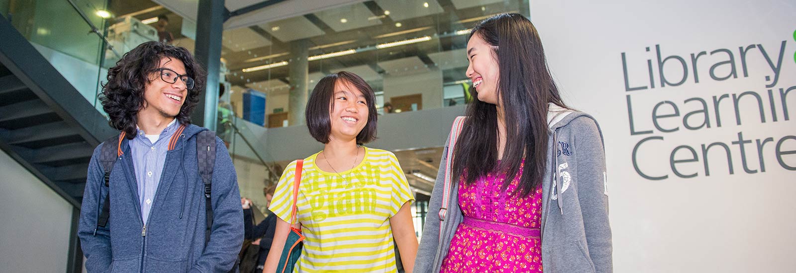 萨里大学的学生在图书馆外