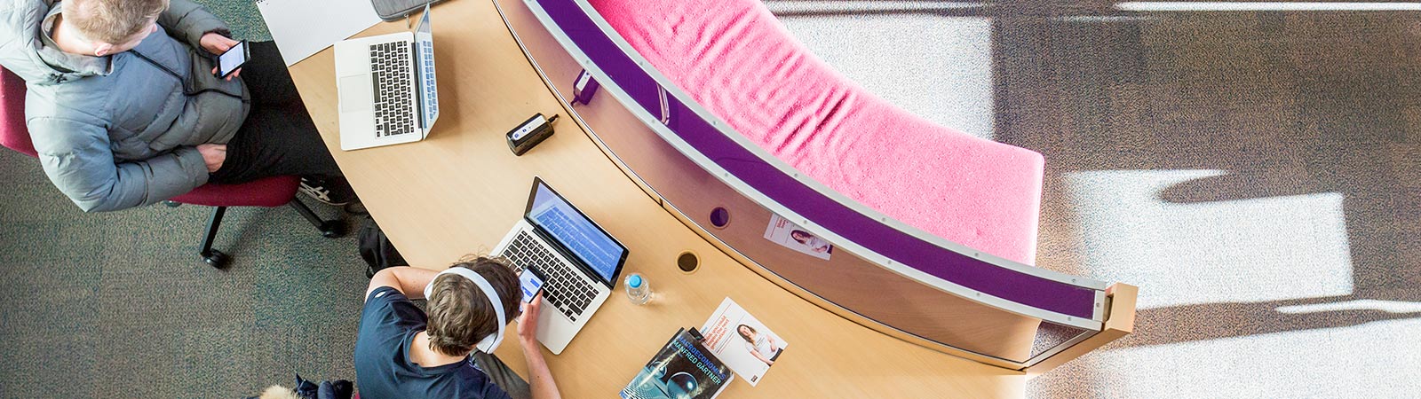 使用笔记本电脑学习的学生