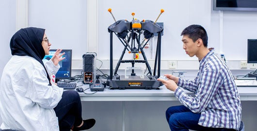 在实验室里一起工作的工程系学生