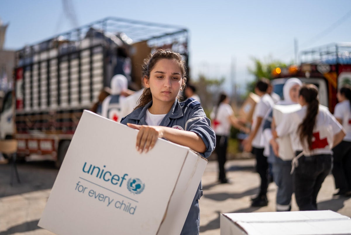Alongside our partners, UNICEF distributed essential goods, hygiene kits, and water to displaced families in Lebanon who fled their homes and villages. 