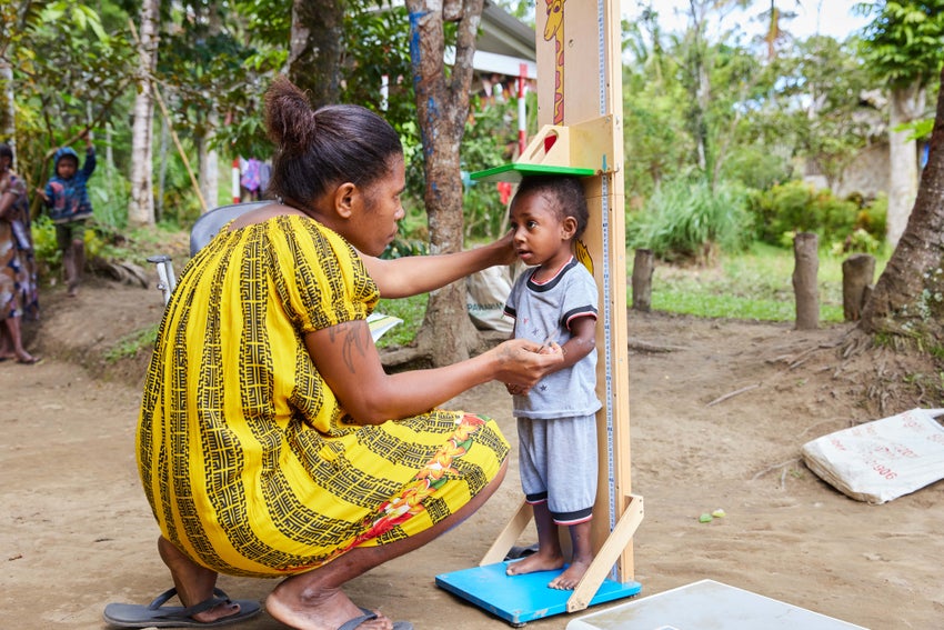In a remote village in Papua New Guinea, a UNICEF-supported Village Health Worker goes door-to-door screening children for malnutrition and raising awareness around maternal, newborn and child health.