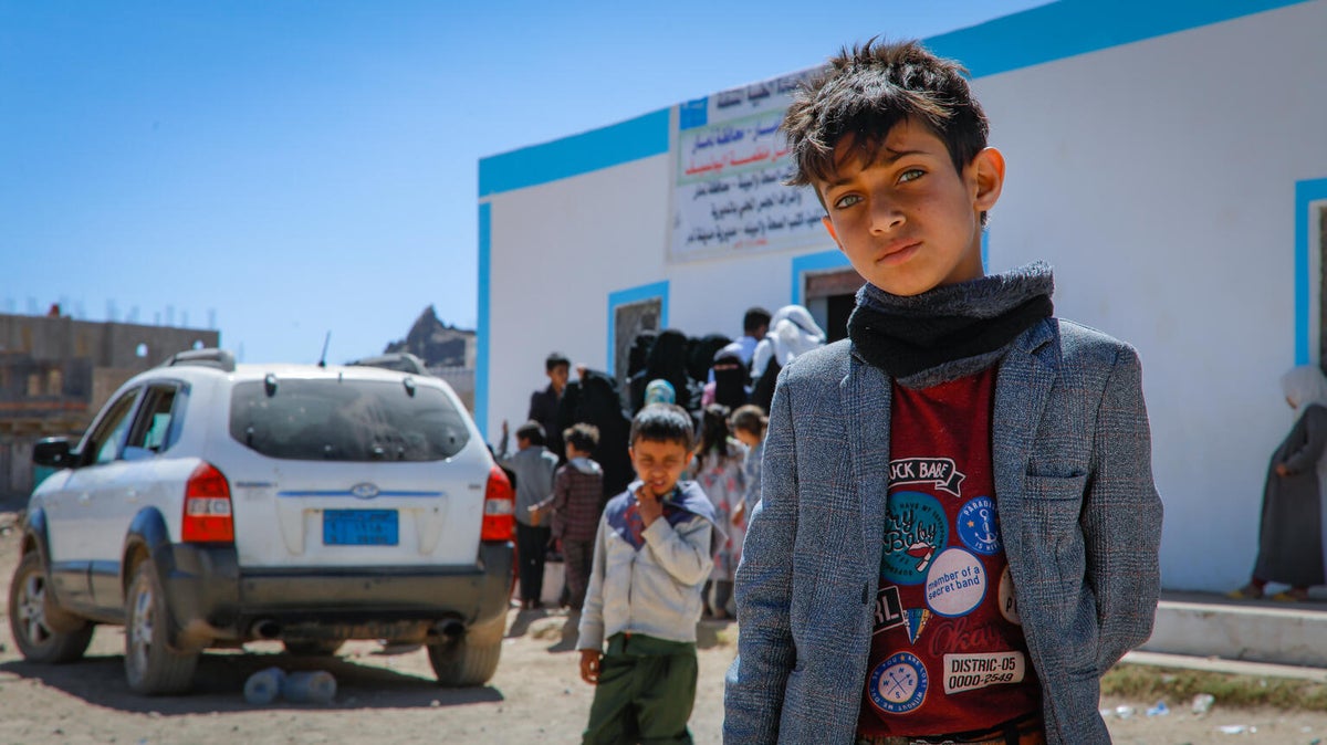 Mobile clinics target malnourished children in Yemen whose families cannot take them to health centres. 