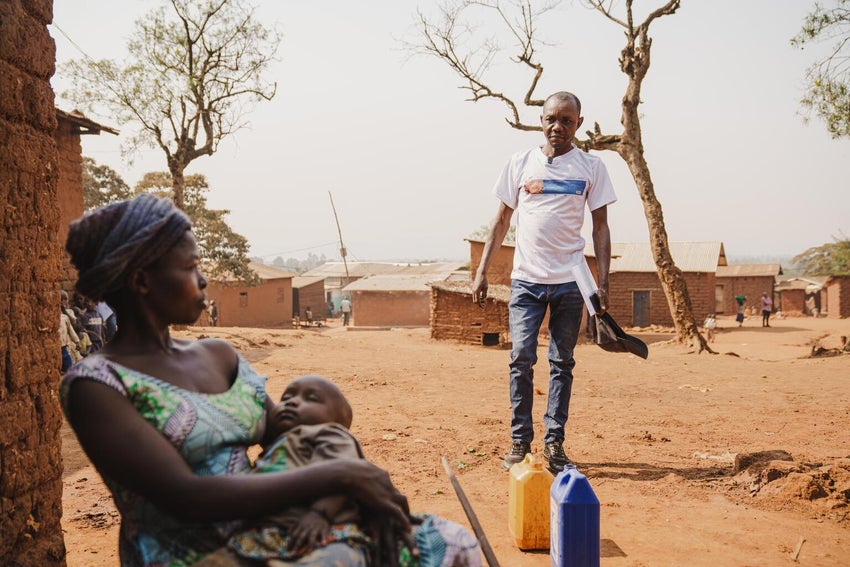 A UNICEF-supported community outreach worker goes door-to-door to raise awareness among families about mpox in DRC.