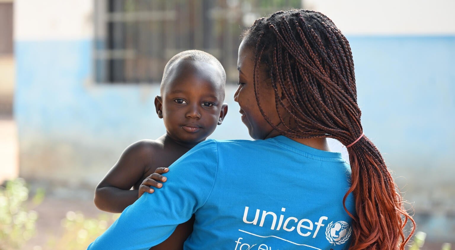 UNICEF team member with a child in Côte d’Ivoire.
