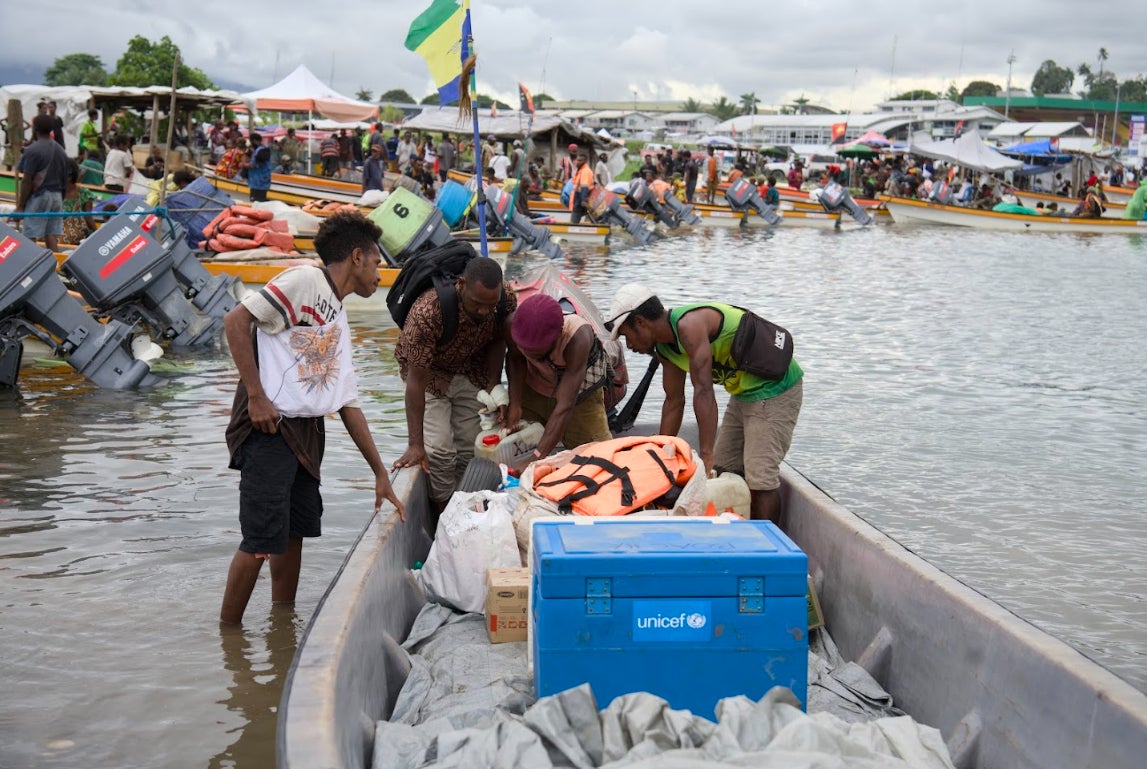 In Papua New Guinea, UNICEF teams travel by boat to reach children with vaccines. 