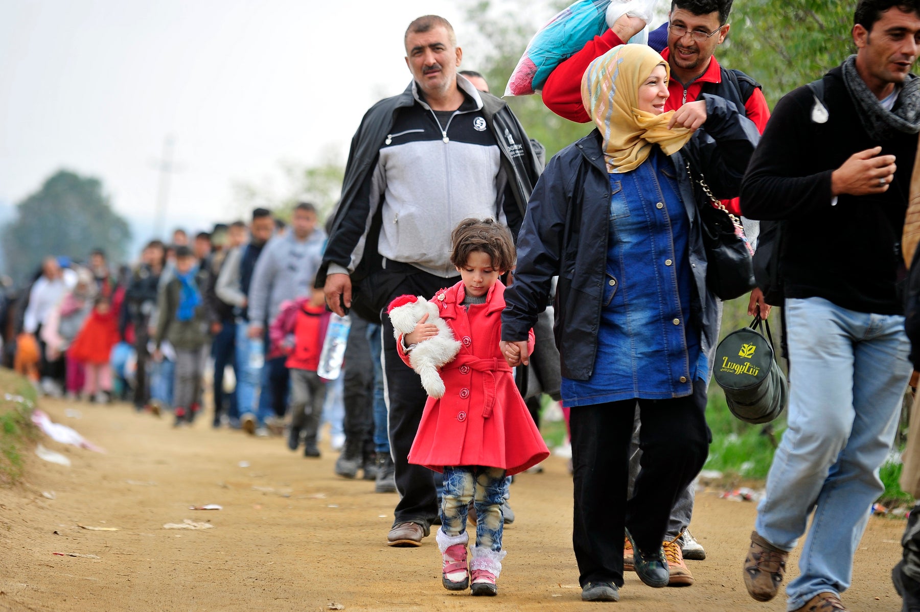 A little girl holding a teddy bear arrives in Serbia, at the Miratovac border crossing, on the border with the former Yugoslav Republic of Macedonia