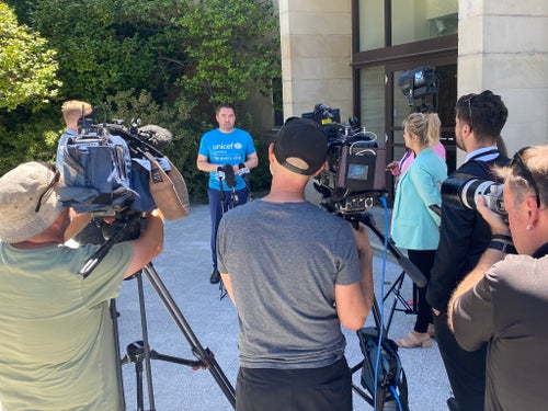 UNICEF Spokesperson Elliot Stein speaking to the media. 