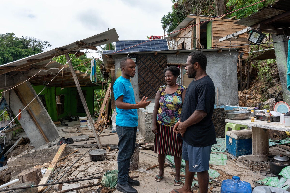 UNICEF Vanuatu water, sanitation and hygiene engineer, Dalitso talks with Philip and Rose about the damage to their home. 