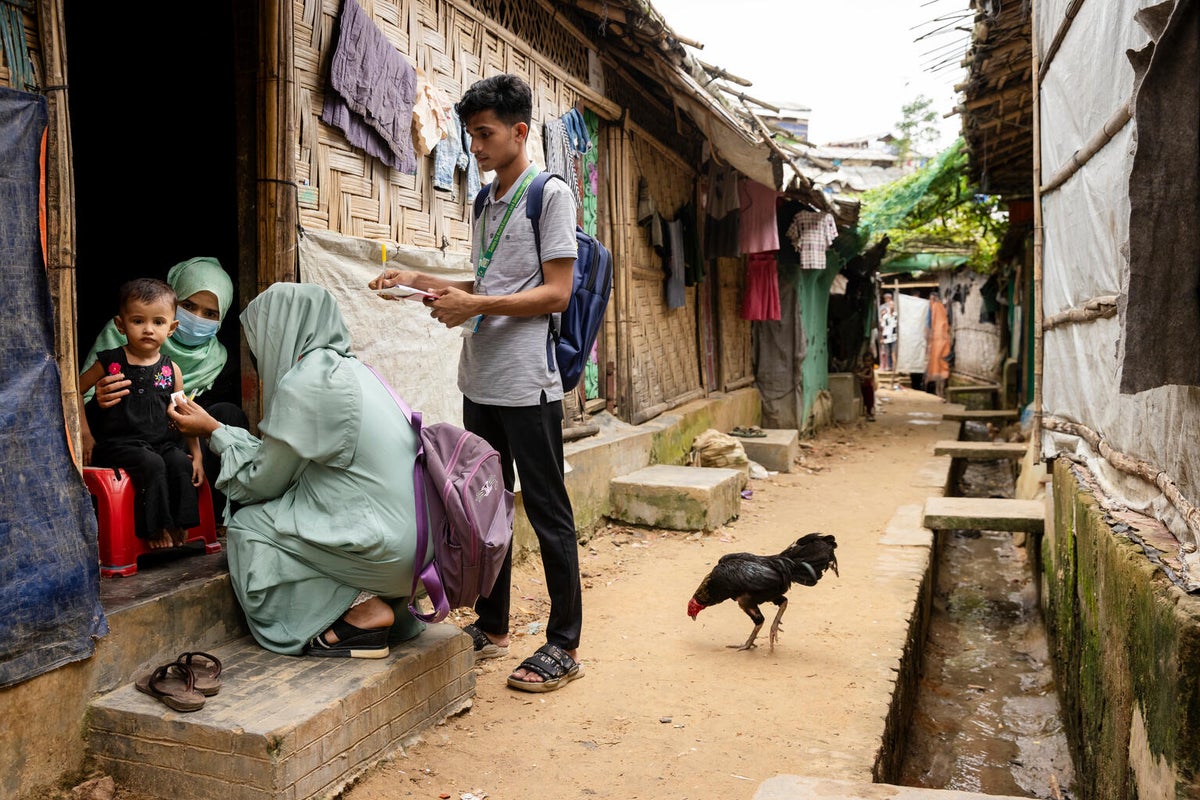 UNICEF-supported Rohingya community nutrition volunteers visit a woman to provide nutrition counselling at her shelter in the Rohingya refugee camps in Cox’s Bazar.