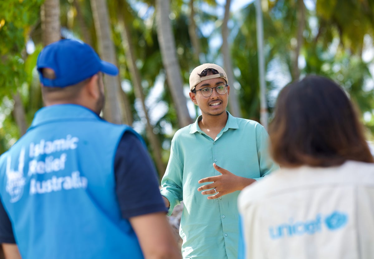 A young man from the Maldives speaks with UNICEF Australia and Islamic Relief Australia staff. 