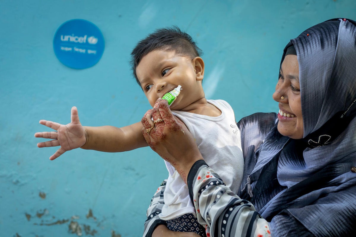 In Bangladesh, a community nutrition volunteer engages with 10-month-old Aksa.