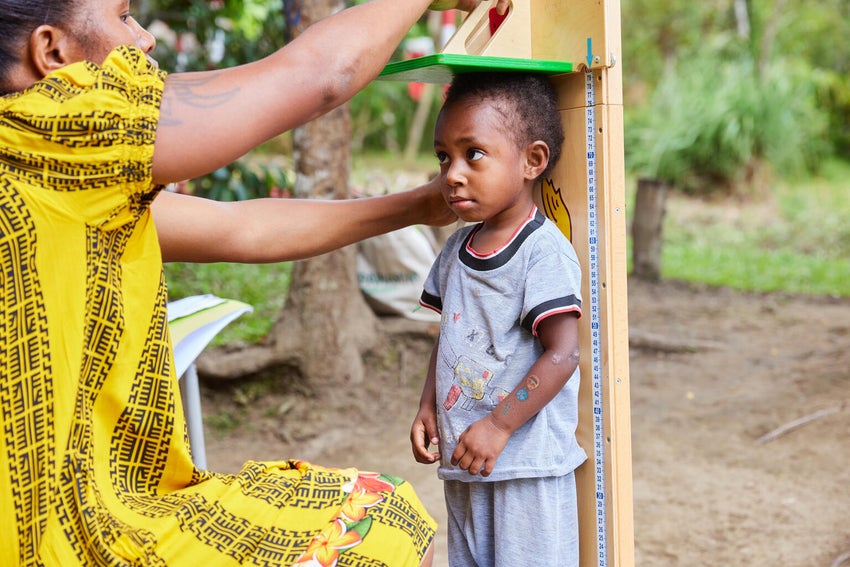 In a remote mountain village in Papua New Guinea, a Village Health Assistant goes door-to-door, raising awareness around maternal, newborn and child health. 