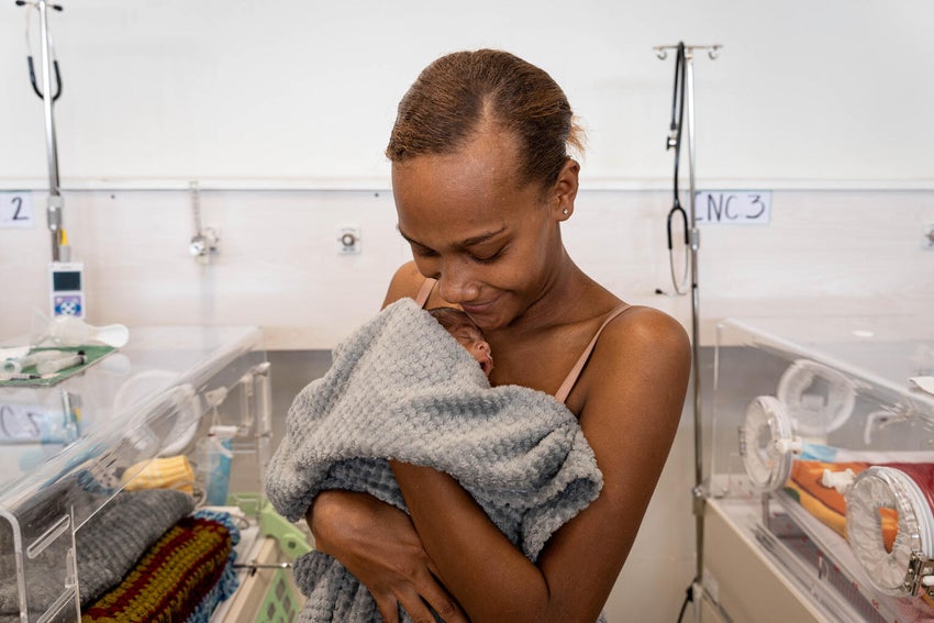 In Vanuatu, Natasha practices Kangaroo Care with her newborn baby. 