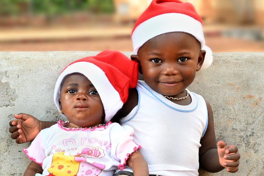 Two children are already in the festive mood in Côte d’Ivoire.