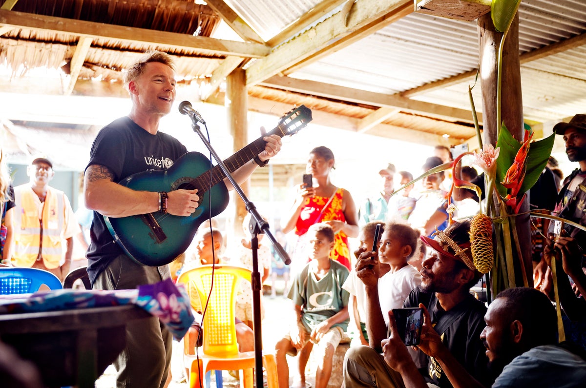 After visiting the facilities, Ronan sang for the community –⁠ a moment that brought people together and was met with warm applause.