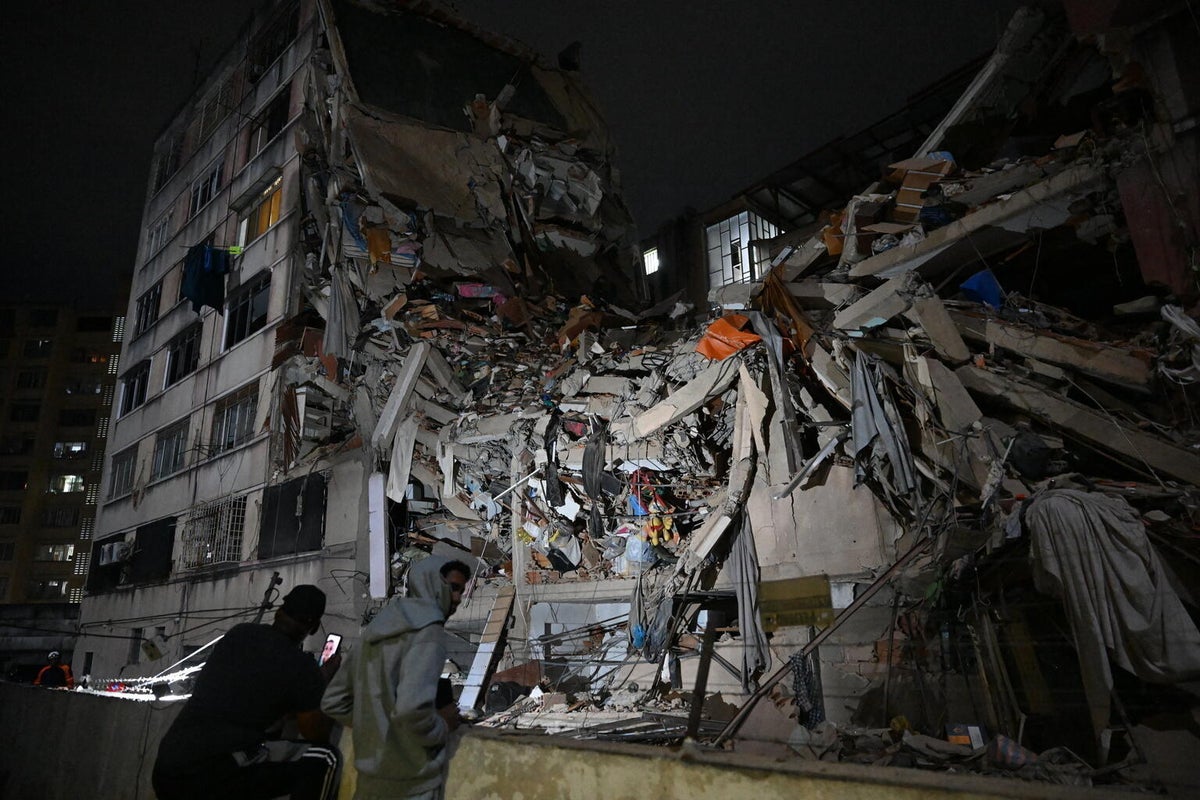 Families in the street as they flee collapsing buildings following the Venezuela twin earthquakes.