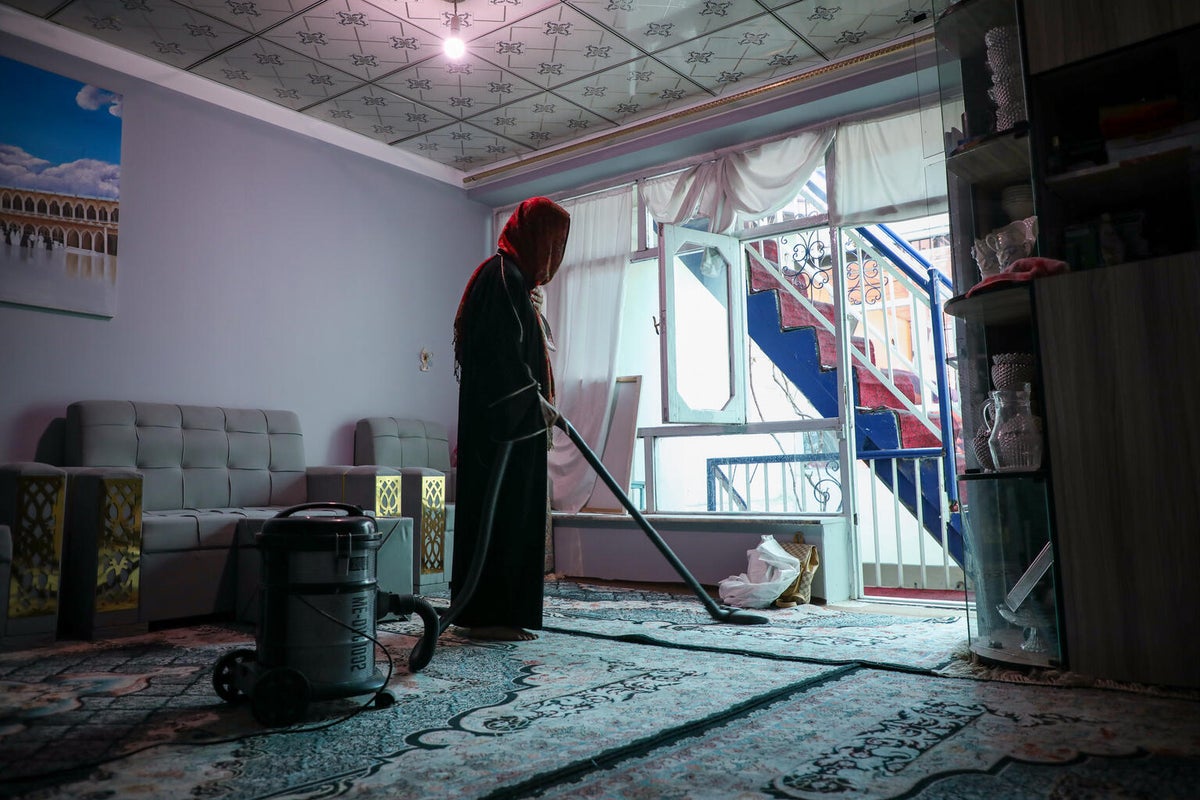  Fatima, 17, who has been out of school since 2021, does housework at home.