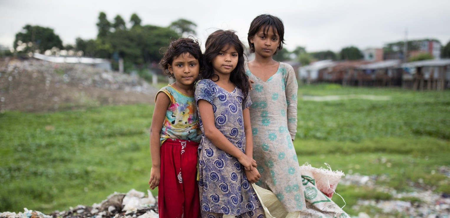 三位年幼女孩面向鏡頭合照