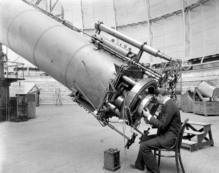 George Ritchey at the eyepiece of the 40-inch Yerkes refractor, photograph, ca 1900 (yerkesobservatory.org)