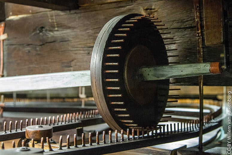 Another view of the mechanism that drives the ceiling Planetarium of Eise Eisingas, Franeker, Friesland (Wikimedia commons)