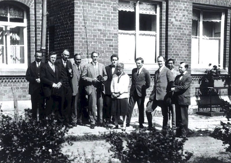 Group portrait of the G öttingen Physical Institute staff in 1927; James Franck is fourth from left; his assistant Hertha Sponer is seventh from left (Wikimedia commons)