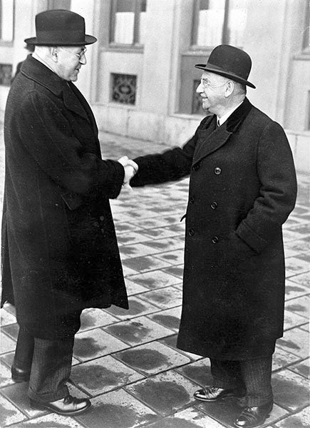 Otto Loewi (right) and Henry Dale in Stockholm in 1936, for the award of the Nobel Prize in Physiology/Medicine, photograph (Wikimedia commons)