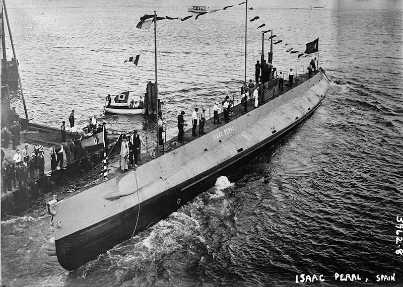 The Isaac Peral submarine of 1916, built by John Philip Holland’s boat works in the U.S. for the Spanish Navy, photo in the Library of Congress (Wikimedia commons)