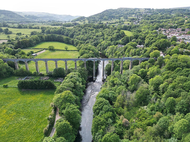Pontcysyllte Aqueduct crossing the River Dee, aerial view from northwest, built by Thomas Telford, completed 1805 (Wikimedia commons)