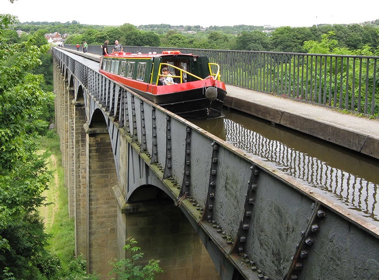 The iron trough of the Pontcysyllte aqueduct, built by William Hazledine, 1805; modern photo (Wikimedia commons)