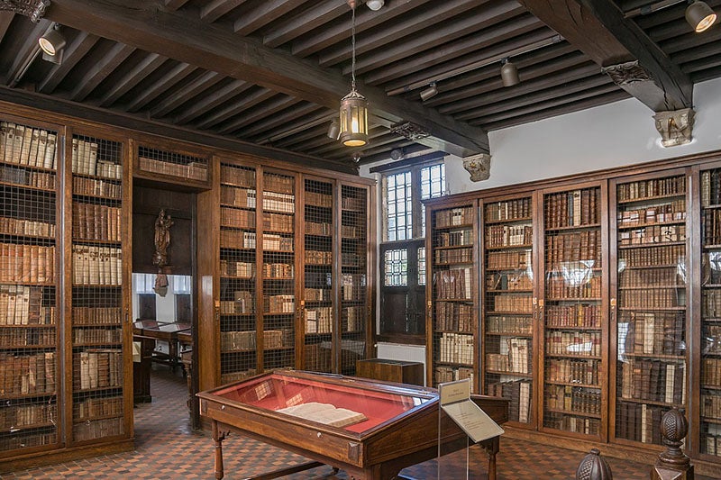 Interior of the library of the Plantin-Moretus Museum, recent photograph, Antwerp (Wikimedia commons)