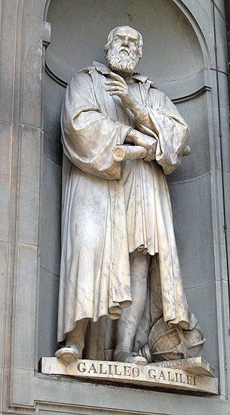 Statue of Galileo, along the loggia below the Uffizi, Florence, with no pigeons present (Wikimedia commons)