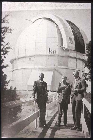 Walter Sydney Adams, James Hopwood Jeans, and Edwin Hubble (left to right) in front of the dome of the 100-inch Mount Wilson telescope, photograph, 1932 (star.arm.ac.uk, webpage now defunct)
