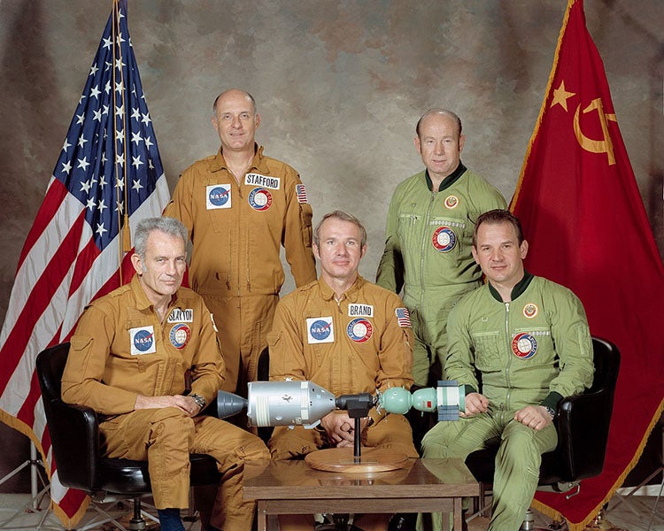 Official portrait of the Apollo-Soyuz (or Soyuz-Apollo) crew; the two Russians are in the green flight suits, with Alexei Leonov at right rear, and American commander Thomas P. Stafford at left rear (Wikimedia commons)