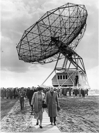Jan Oort and Queen Juliana in front of the radio telescope founded by Oort at Dwingeloo, Nethelands (univesiteitleiden.nl)