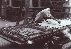 Bruno Bearzi making casts of the panels of the East Doors of the Florentine Baptistery, 1947, photograph, unknown source (nelson-atkins.org)