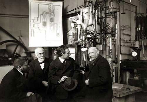 Paul Ehrenfest (left to right), Hendrik Antoon Lorentz, Niels Bohr, and Heike Kamerlingh Onnes, photograph in the latter’s low-temperature lab in Leiden, 1919 (www.nobelprize.org)