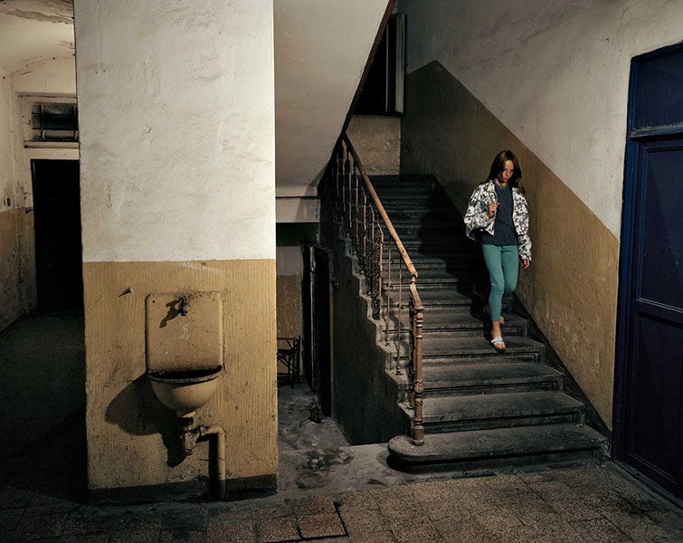 Jeff Wall, Odradek, Tįboritskį 8, Prague, 18 July 1994, transparency in lightbox, 1994 (Museum for Modern Art, Frankfurt am Main)