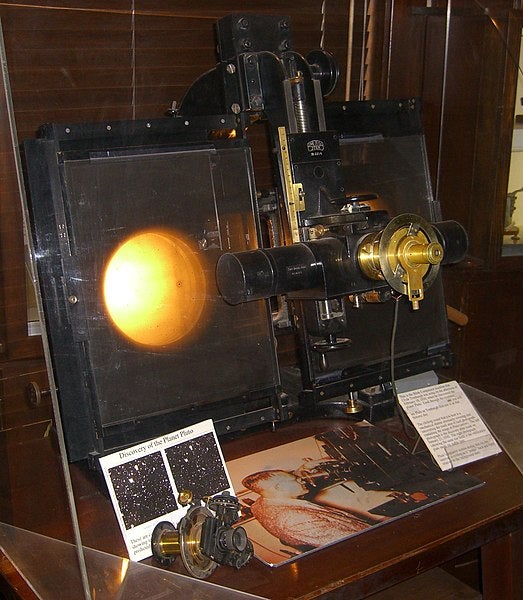 Blink comparator used by Tombaugh on Feb. 18, 1930, to scan his photographs and discover Pluto, Lowell Obsevatory (Wikimedia commons)