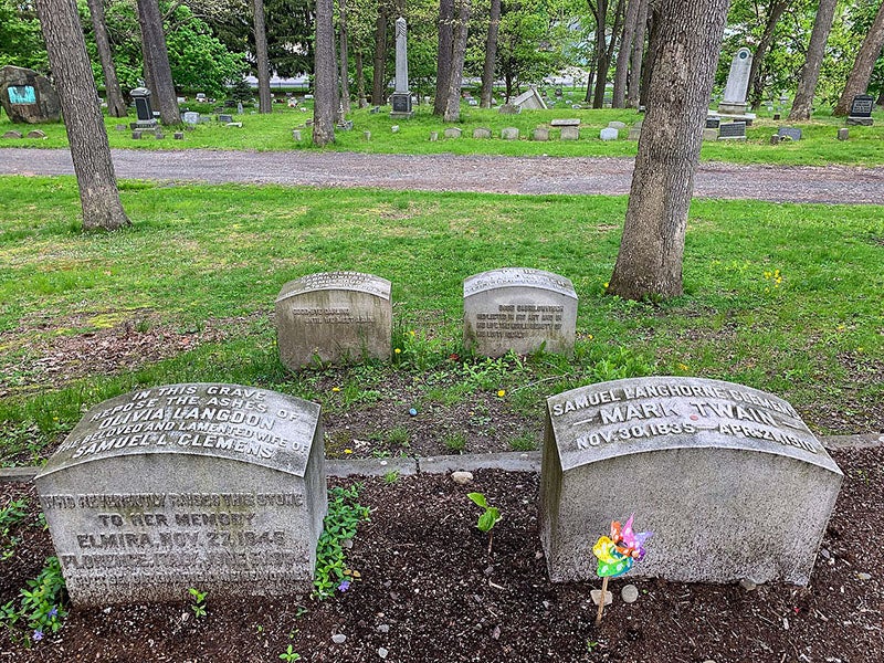 Headstones for Mark Twain (right) and his wife Olivia (left), Woodlawn Cemetery, Elmira, N.Y. (Wikimedia commons)