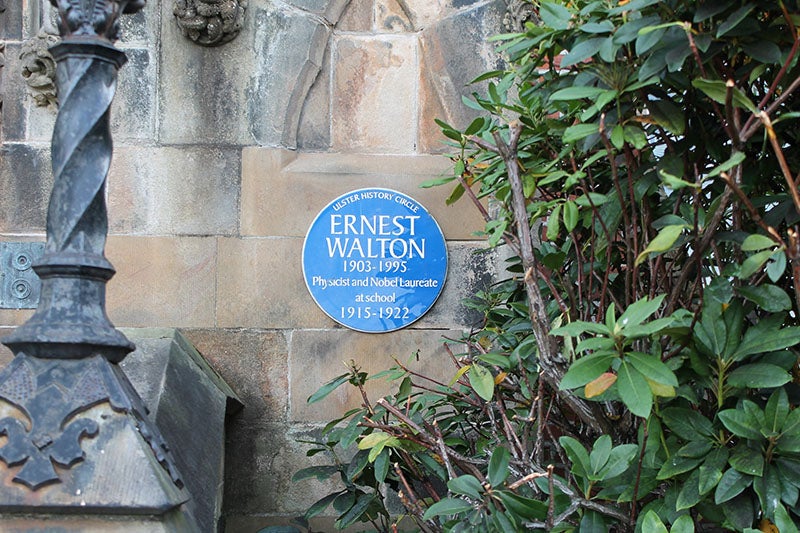 Blue plaque commemorating Ernest Walton, Belfast, Ireland, modern photo (himetop.wikidot.com)