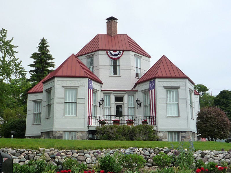 The hexagonal steel house of Ephraim Shay in Harbor Springs, Virginia, now on the National Register of Historic Places (Wikimedia commons)
