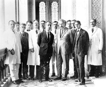 Group photo with Carlos Chagas at front center, next to Albert Einstein, photograph, 1925 (Wikimedia commons)