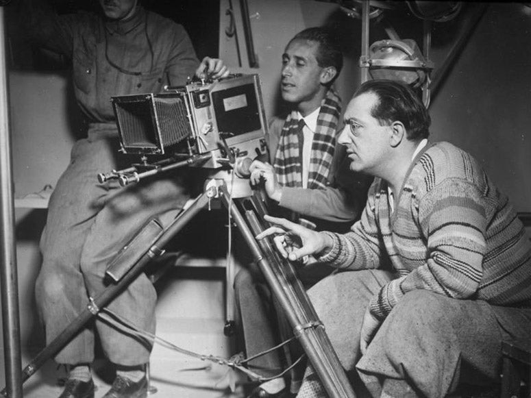 Fritz Lang (right) on the set of Frau im Mond, photograph, 1928 or 1929 (Wiimedia commons)