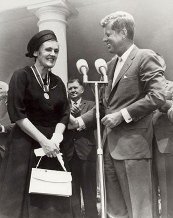 Frances Oldham Kelsey, receiving the President's Distinguished Federal Civilian Service Award from President John F. Kennedy at he White House, Aug. 7, 1962 (Wikimedia commons)