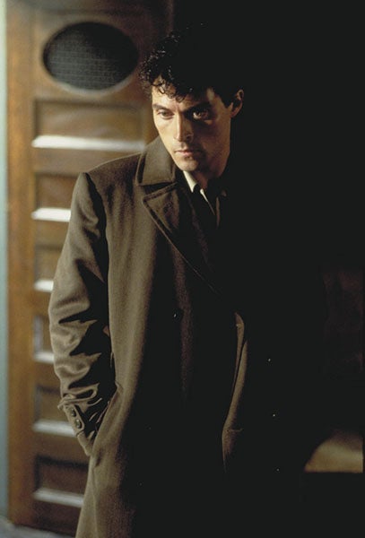John Murdoch, played by Rufus Sewell, a movie still from Dark City (1998), Internet Movie Database (imdb.com)
