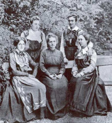 Group photograph of Marie Curie and her students at Sèvres, ca 1903; Eugénie Feytis is seated at the right (mujeresconciencia.com)