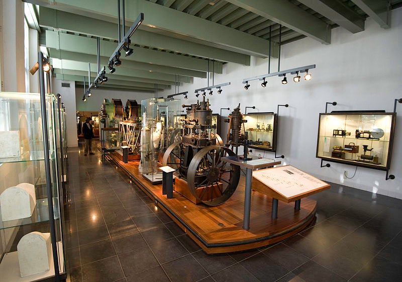 Room 21 of Boerhaave Museum, Leiden, with Kamerlingh Onnes’ helium liquefactor (Wikimedia Commons)