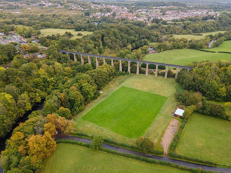 Pontcysyllte Aqueduct crossing the River Dee, aerial view from southeast, built by Thomas Telford, completed 1805 (Wikimedia commons)