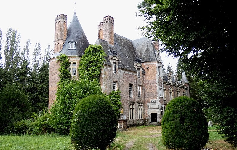 Chateau du Fontenil, Orne, Normandy, at the bottom of the strewnfield for the l’Aigle meteorite fall, visited by Jean-Baptiste Biot in May, 1803 (Wikimedia commons)