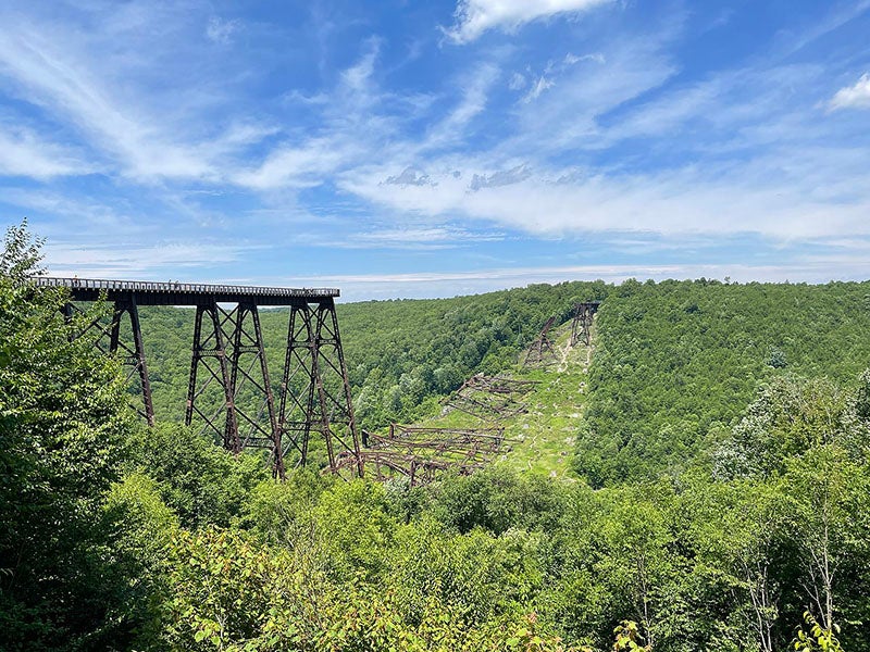 Kinzua skywalk and observation deck, at the former site of the Kinzua Viaduct, Kinzua Viaduct State Park, McKean County, Pennsylvania (Wikimedia commons)
